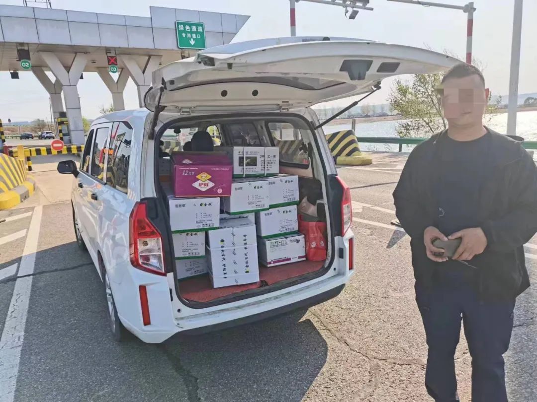 减量控面包车违规载货,交警严查违规载货