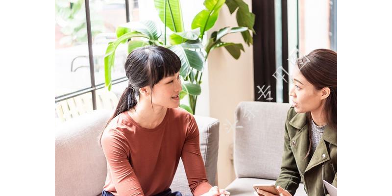 小伙被父亲联合后妈赶出家门，5年后霸气归来，看见后妈愣住了