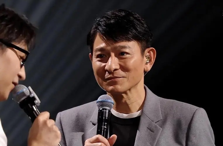 60岁的刘德华现场演唱,57岁刘德华开20场演唱会