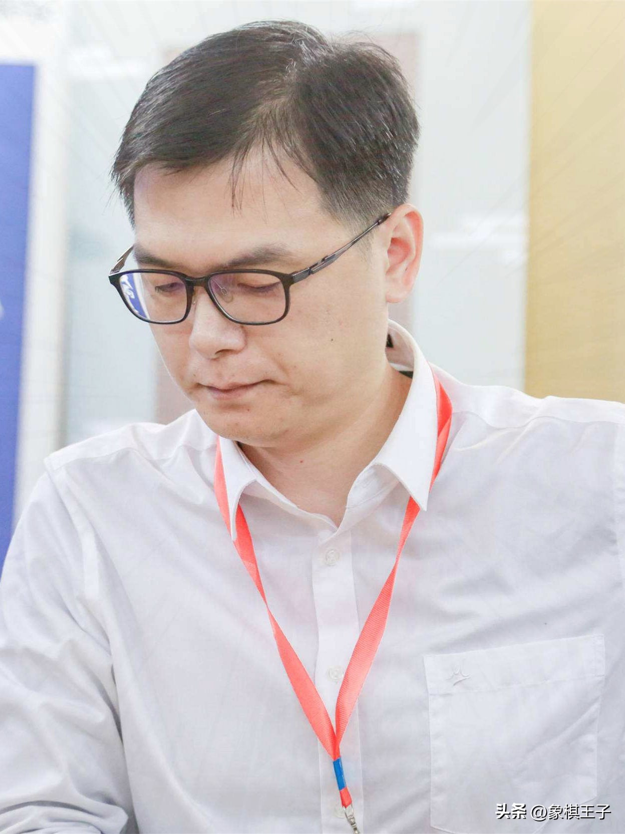 他是广东名手，五夺象甲冠军，赢十三位棋王，一人战八将力取不败