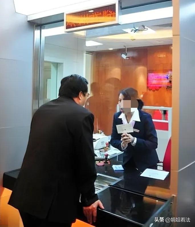 义乌一男子收到客户货款后，在银行办理了定期一年的存款业务。可一年后拿着存单取款时却被告知存单是假的。