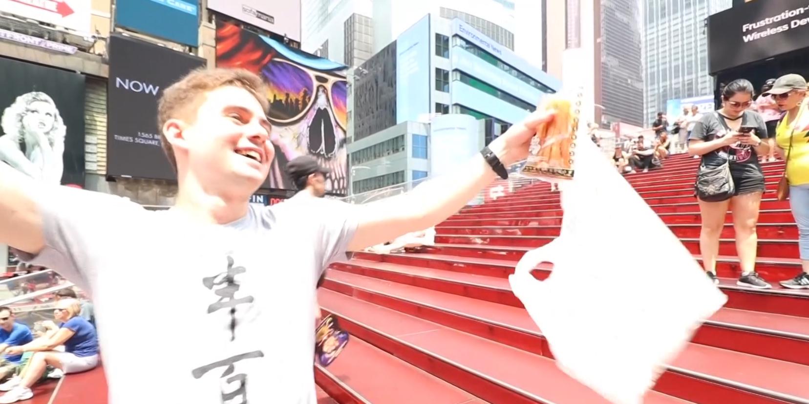 在美国街头第一次吃中国辣条,美国小伙第一次吃中国辣条