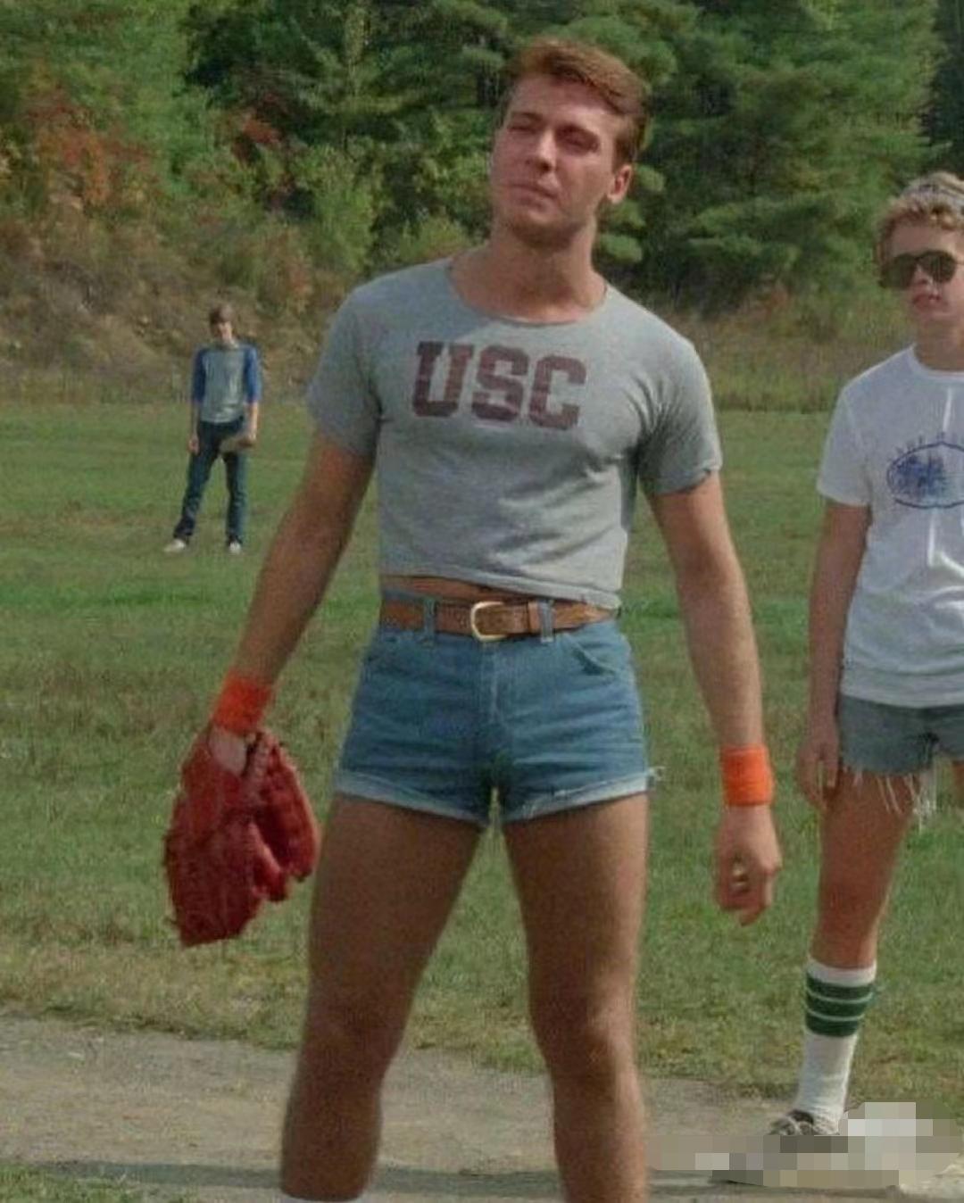 男生裤子越短越gay?刘德华、成龙穿齐X热辣小短裤下场打脸