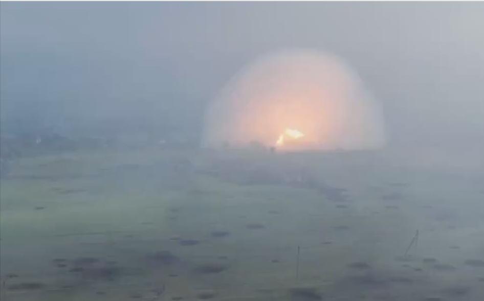 乌军在俄军重重压制下被动,乌军遭俄军温压弹轰炸