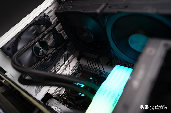 代码36KROGB760-GTUF4070TI，简约黑白调AKLLAA6MMATX机箱装机秀