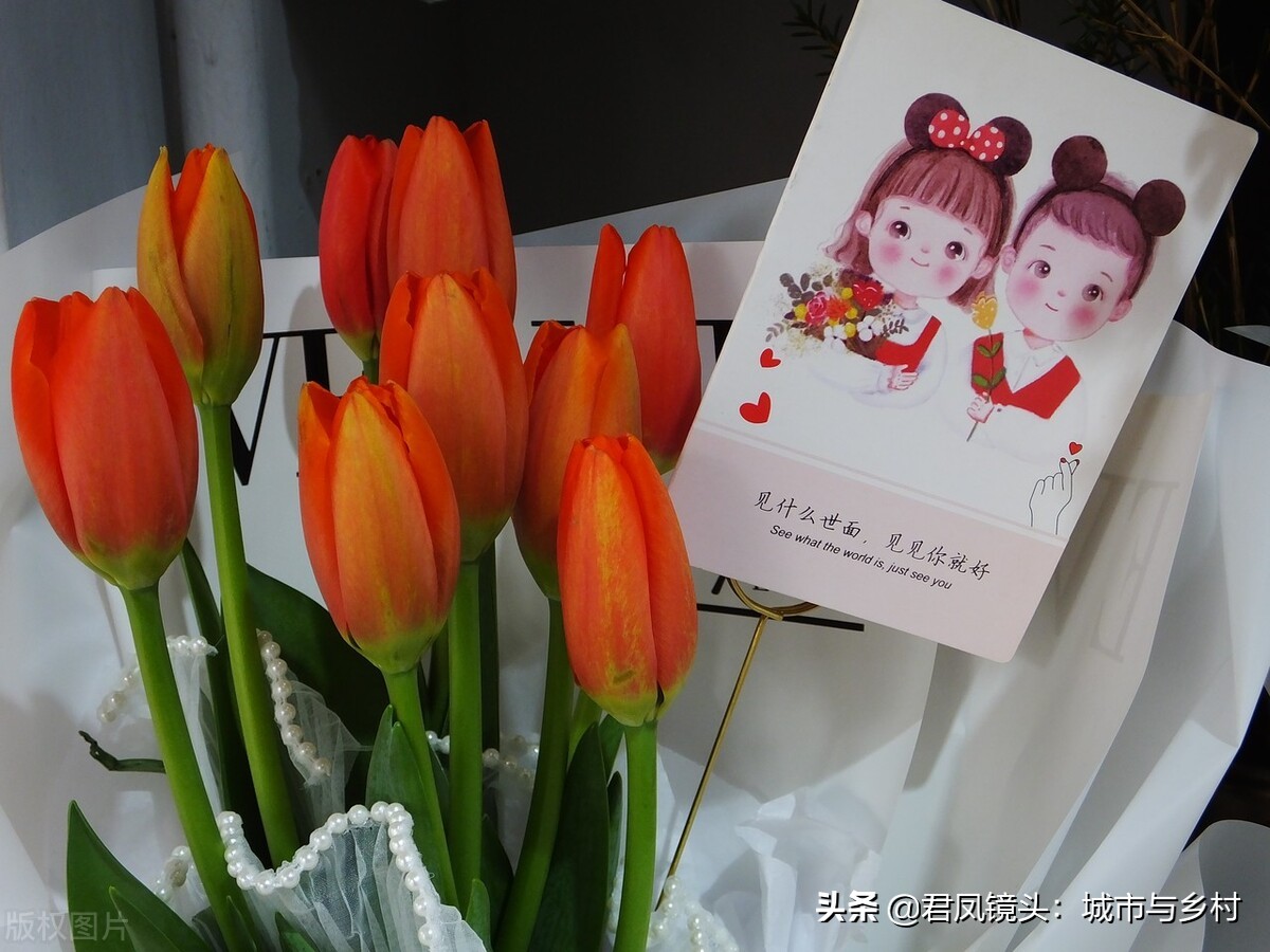 湖北宜昌：情人节，商家为顾客定制的鲜花温馨浪漫，含情脉脉