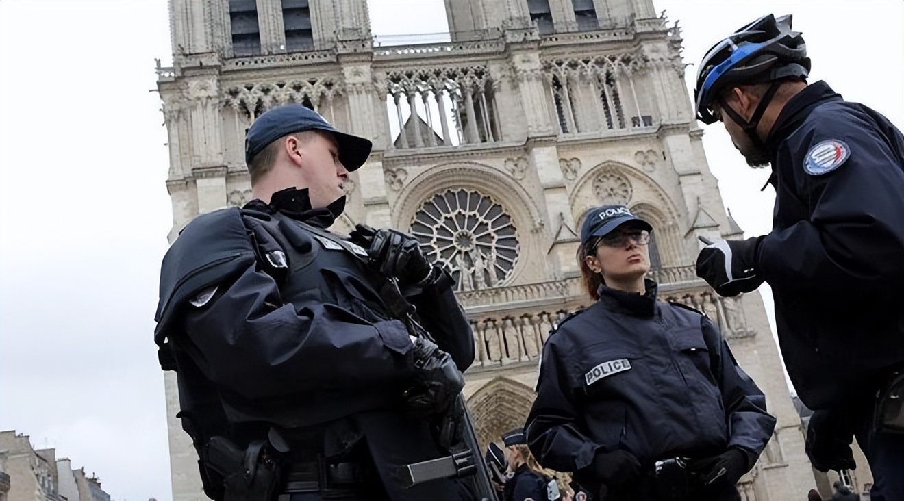 法国骚乱中国公民遇袭,法国士兵卢浮宫外遭持刀袭击