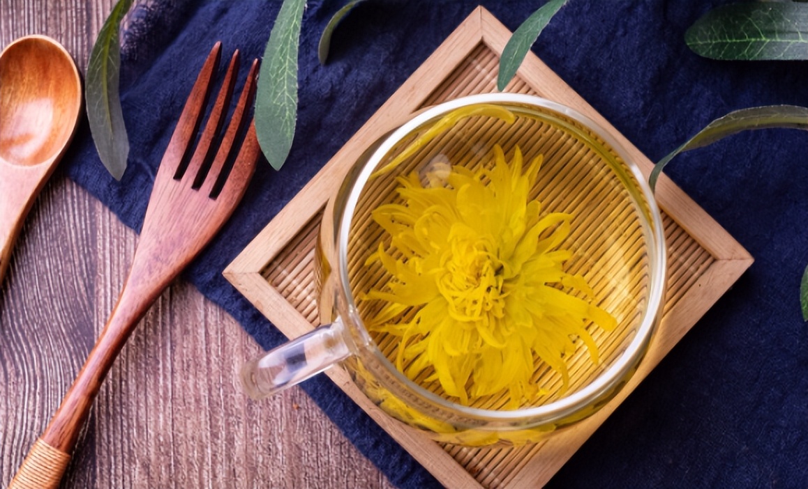 百岁老人再聚首，不显摆烟酒、儿女，却晒“平价茶”？茶友：识货