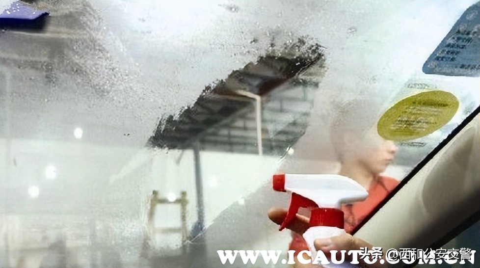 冬天挡风玻璃起雾怎么开空调,夏天开空调前挡风玻璃起雾怎么办