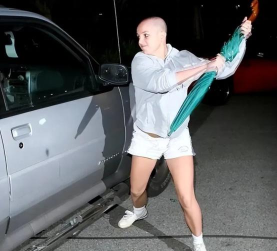 “小甜甜”被父亲在体内放节育器，奴役她13年，禁止让她见孩子