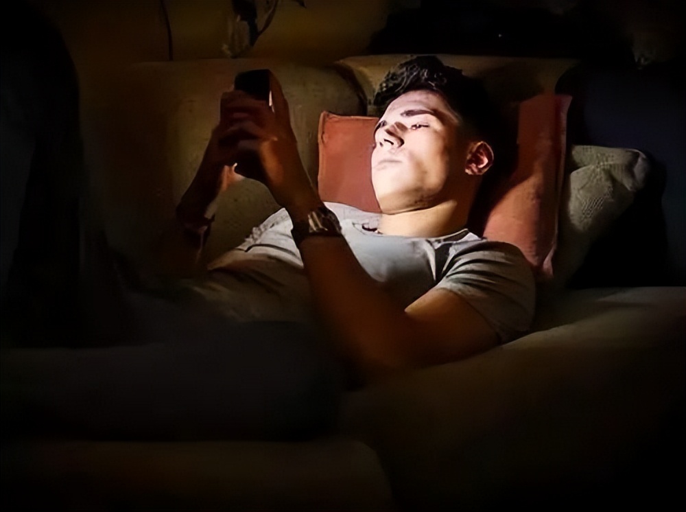 杭州90后姑娘熬夜十年长出老年斑,90后姑娘熬夜10年长出老年斑