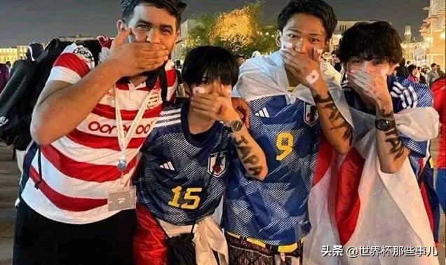 德国队被淘汰穆勒跪地,日本小组出线森保一