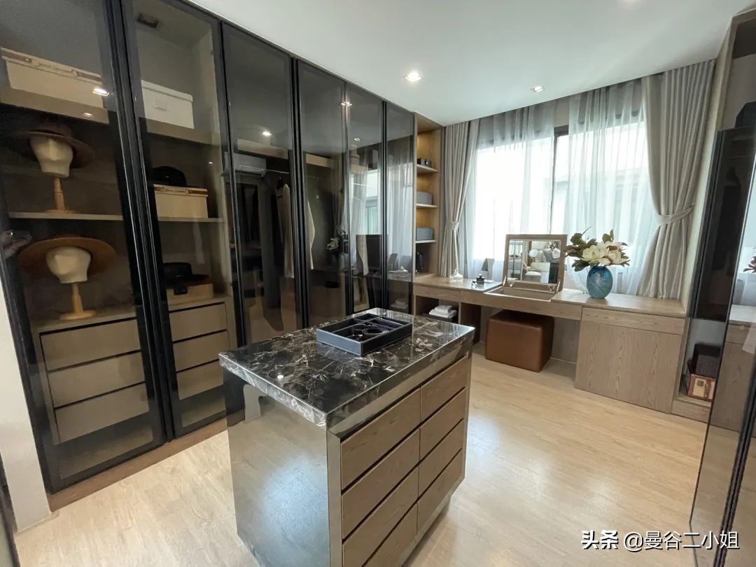 只要100多万的泰国三层别墅，6米挑高玻璃窗，比千万豪宅还大气