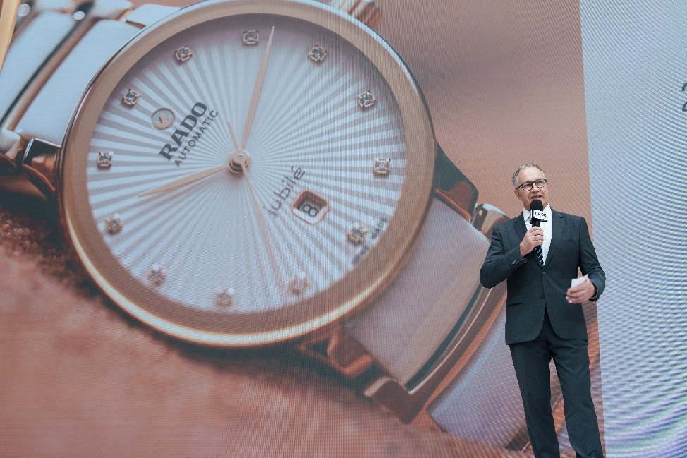 rado鐟炲+闆疯揪琛ㄦ櫠钀冪郴鍒楀コ鑵曡〃,闆疯揪琛╮ado鐟炲+鎵嬭〃鏅惰悆绯诲垪