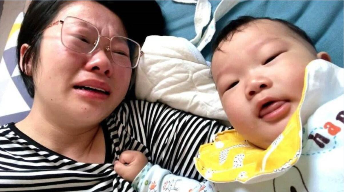 为什么宝宝一吃母乳就想睡觉，放在床上一会儿又醒来？原因太暖心