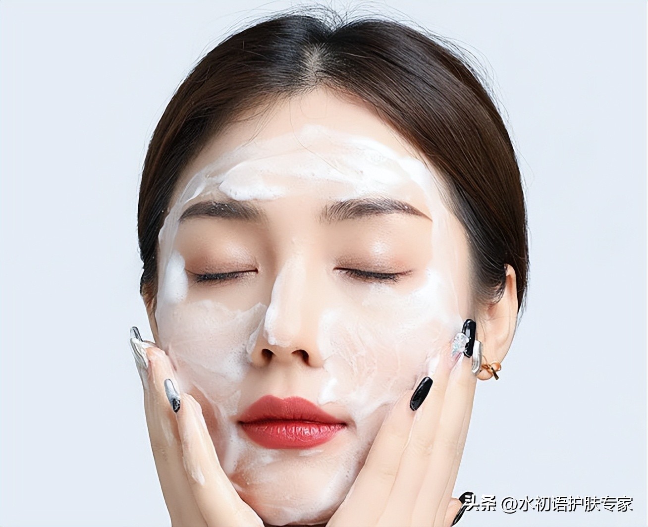 暗沉起皮毛孔大用什么护肤,皮肤油毛孔粗大暗黄用什么护肤品