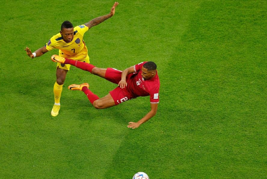 糟糕的首秀：东道主的“功夫足球”和门将的“武术动作”