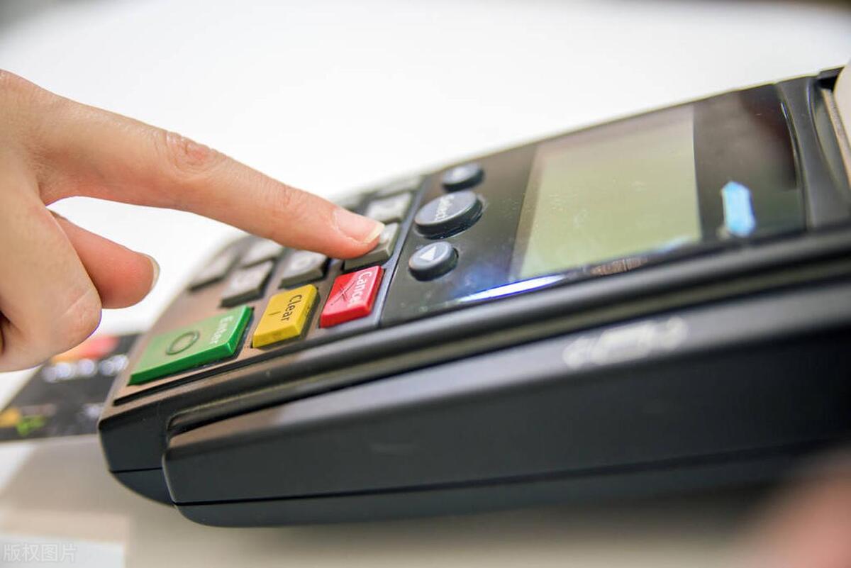 发现信用卡被多刷金额了怎么处理,信用卡超额刷了几十块怎么办