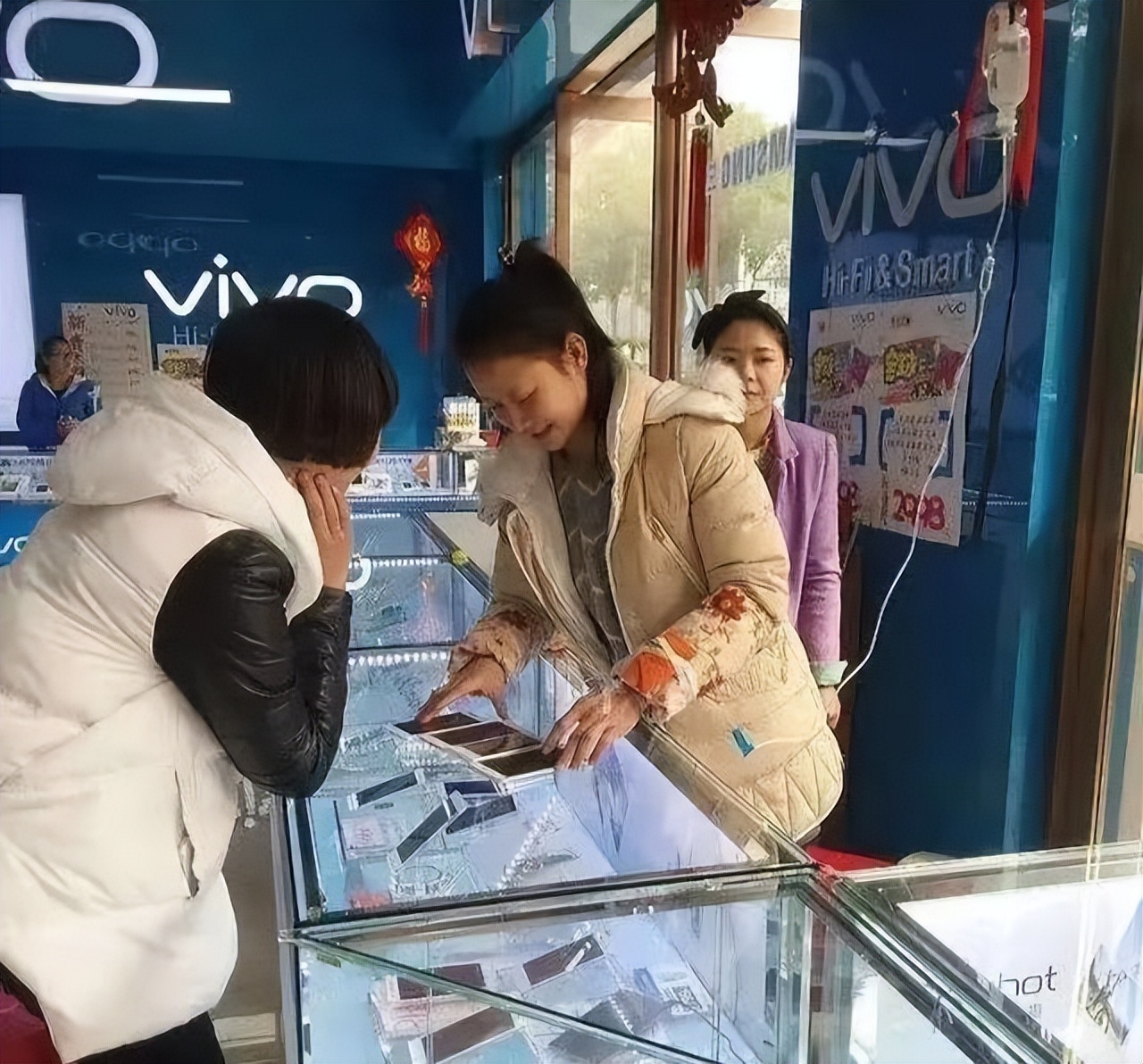 手机店买手机跟网上买哪个贵,买手机实体店便宜还是网购便宜