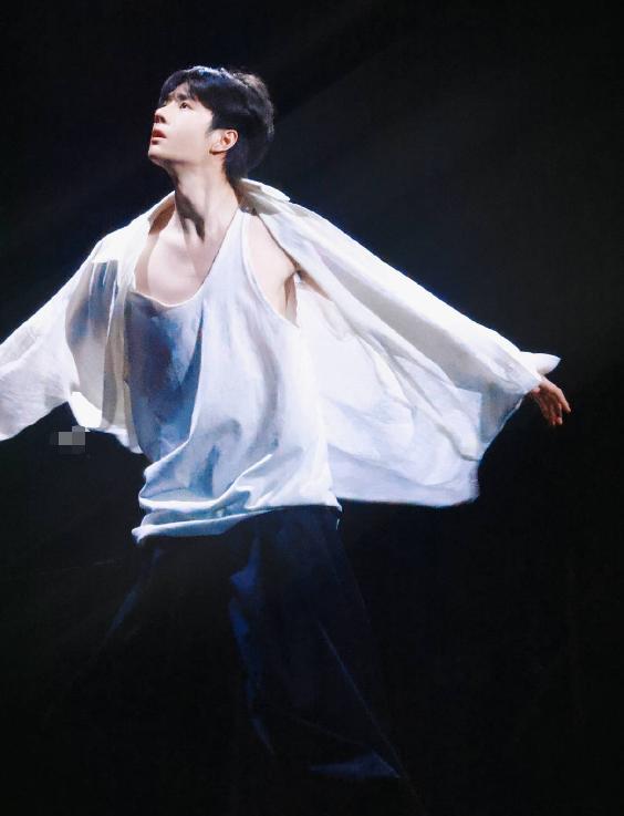 北京台春晚杨幂关晓彤杨紫,元旦跨年演唱会关晓彤造型