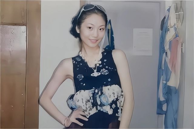 单身女模自曝养混血三胞胎引热议,30岁模特妈妈生下3胞胎