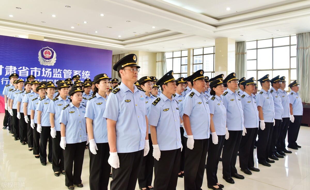 公务员制服搭配什么鞋子最好看,最好看的公务员制服