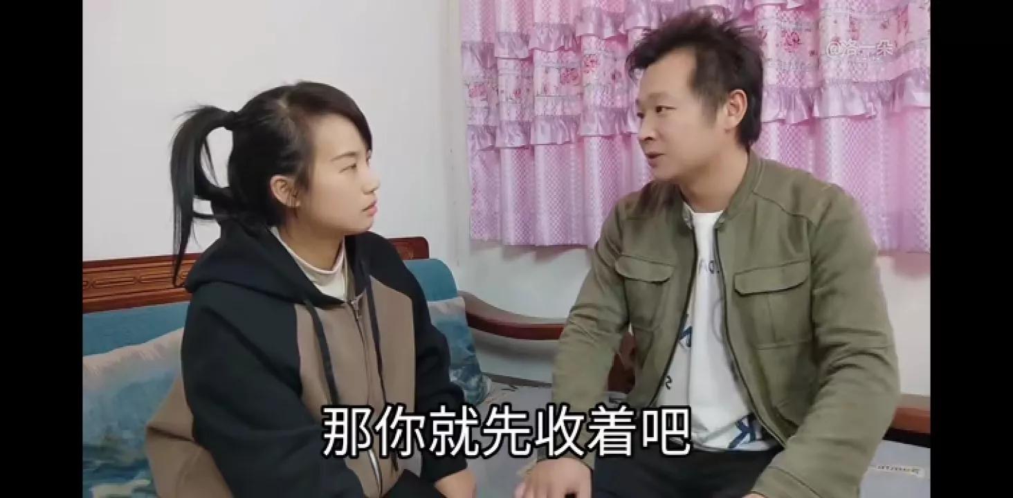 一朵在家里沙发后发现五千元，这次朵错怪奇，是奇妈昨天偷放的