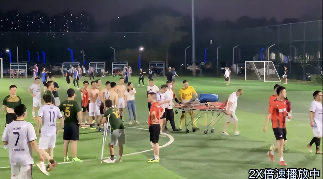 足球场上心脏骤停催泪视频,男子踢球时心脏骤停医生飞奔救人