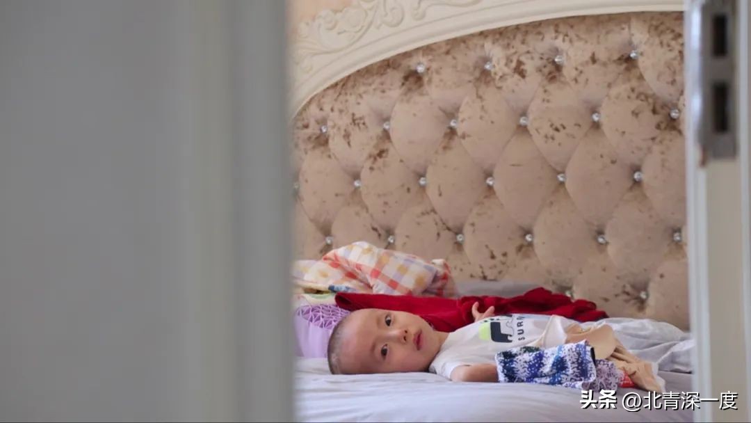 三岁罕见病男孩注射第一针基因药背后：“药神”父亲在阳台搭实验室，一针成本近千万，打完后孩子学会了扭头