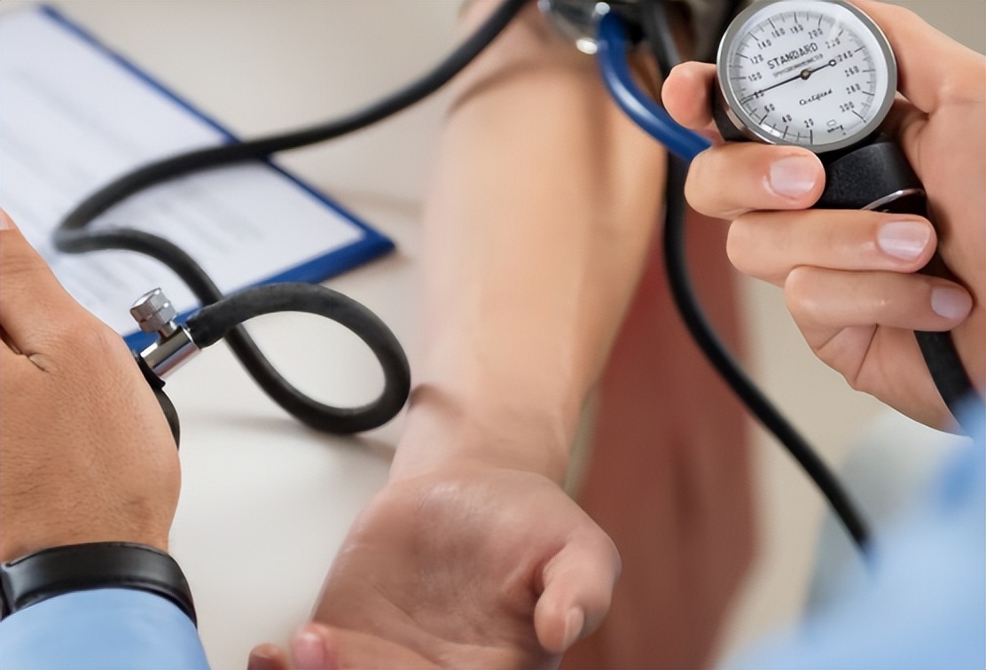 一天多少时间段血压高才需要吃药,血压高有哪些症状要及时就医