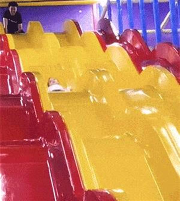 老弟儿!你的衣服可真够任性的,还好你不认识中文,尴尬死了!