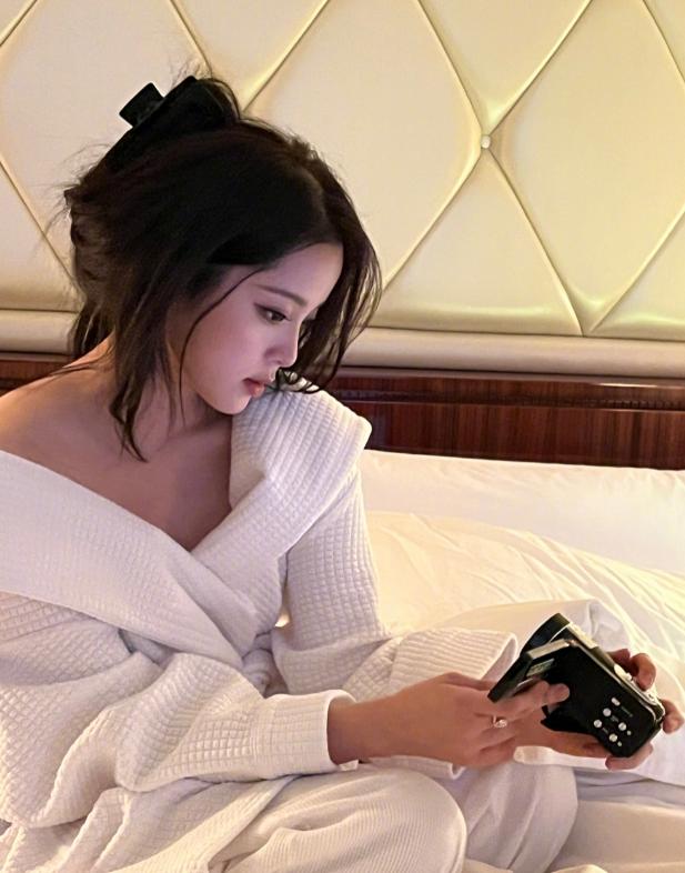 欧阳娜娜品牌袜子多少钱,欧阳娜娜988元浴袍开箱