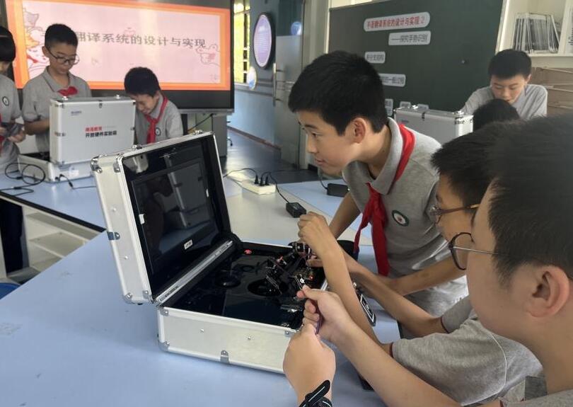 上海市东实验学校校长,仇虹豪