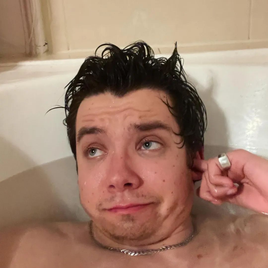 他出演《性教育》四年，颜值悄悄变残，网友叹一胖毁所有