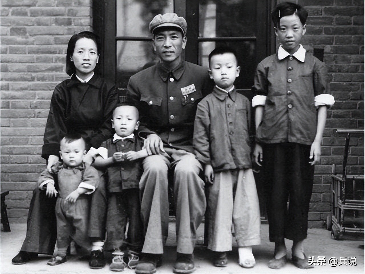 小学女老师接临时任务，接待八路军干部*飚耿**，终成一生姻缘