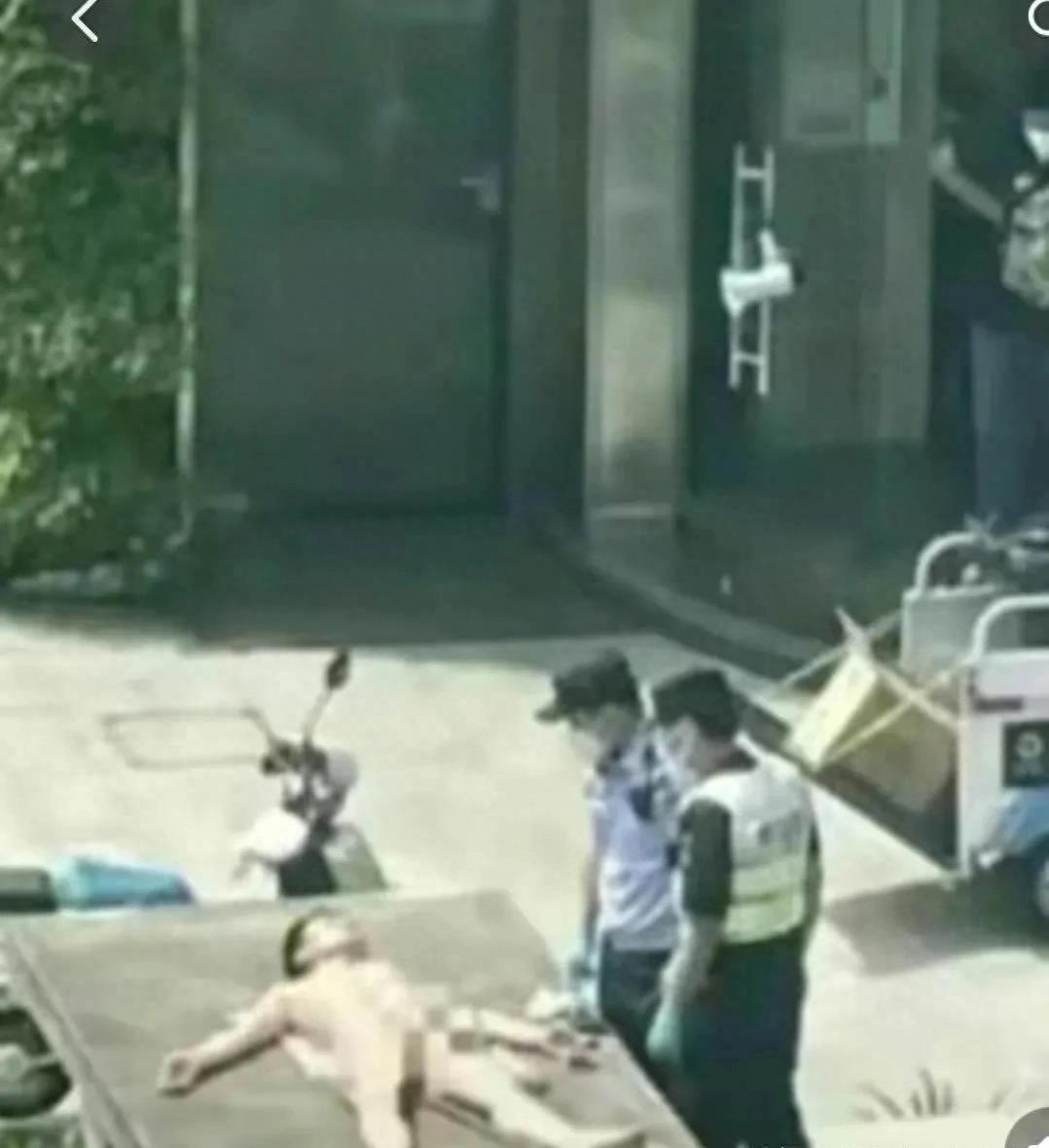 男子在小区裸晒补钙后续,男子在小区裸晒补钙犯法么