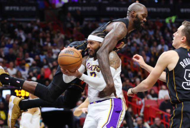 湖人不敌热火赛后湖人更衣室,湖人末节崩盘再负掘金