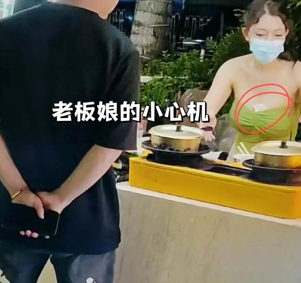 老板娘的小心机，摆摊卖泡面生意却异常红火，胸口的餐巾纸引争议