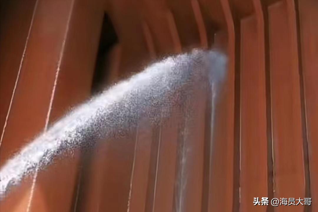 运11万吨粮食去加纳，2天装18天卸，船员半夜值班被抓，数罪并罚