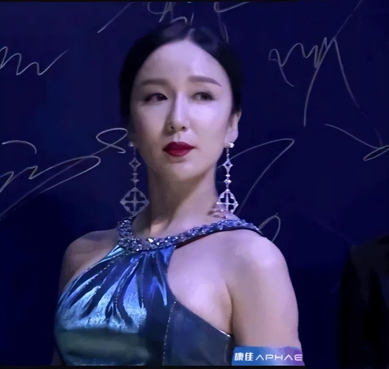 女明星红毯“尬历史”，一个比一个社死，恨不得没人认识她们