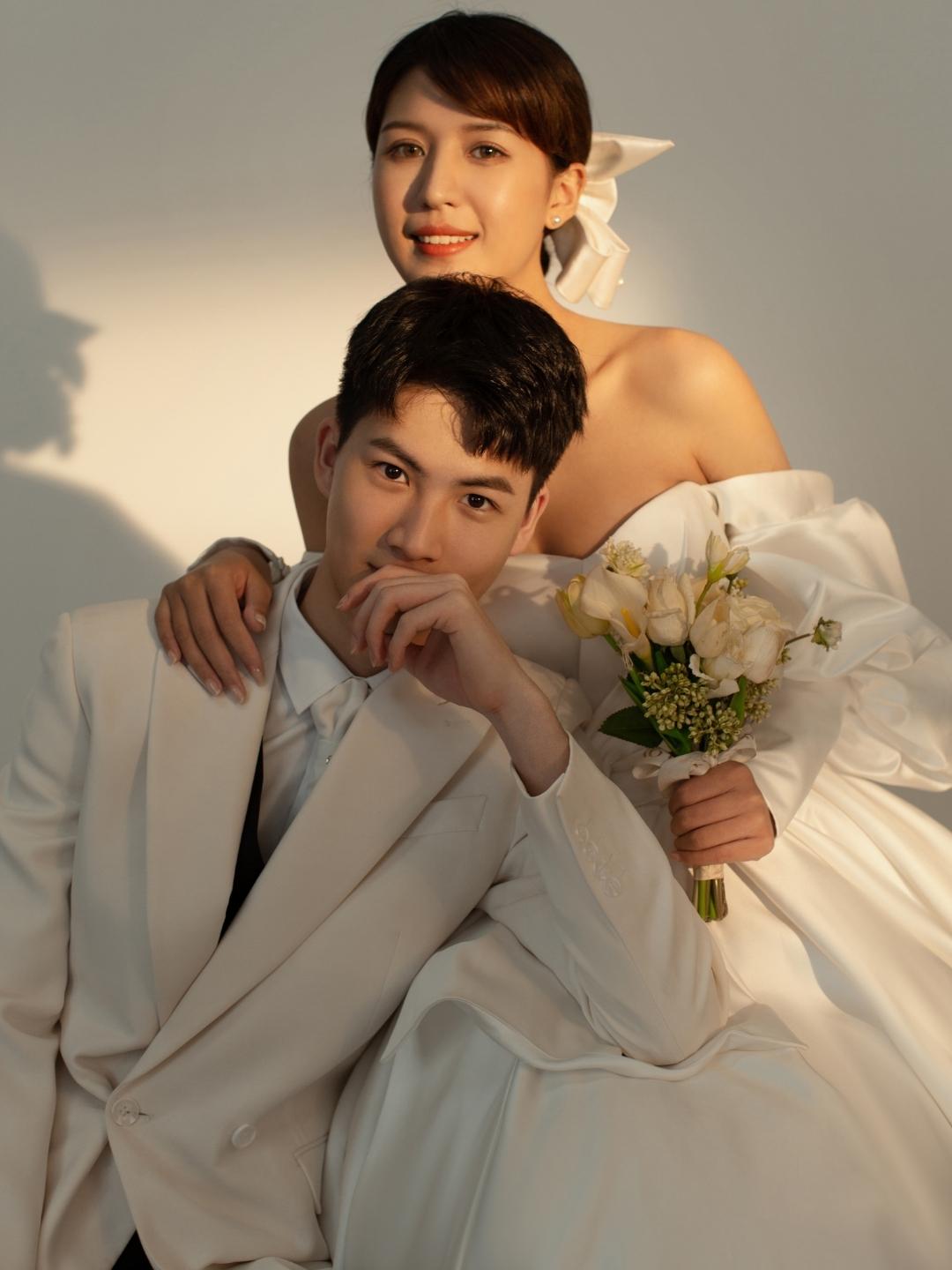 韩式极简光影婚纱照风格特色,一组极简韩式婚纱照