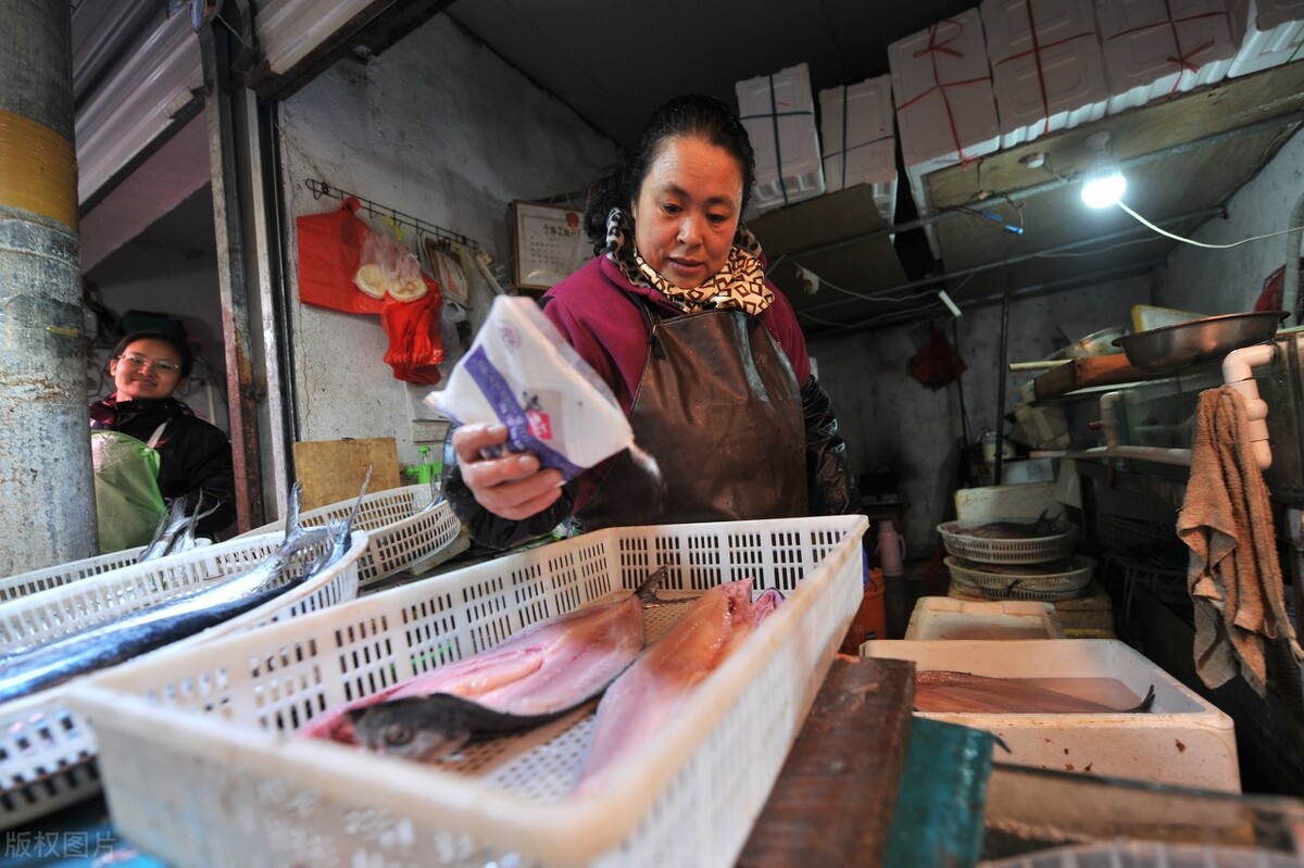 腌咸鱼要不要刮掉鱼鳞,腌咸鱼要不要倒白酒