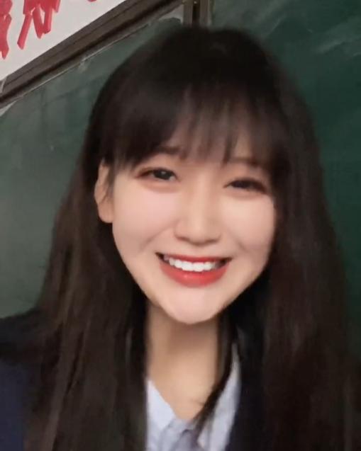 网红90后周老师,网红美女语文老师周老师讲课视频