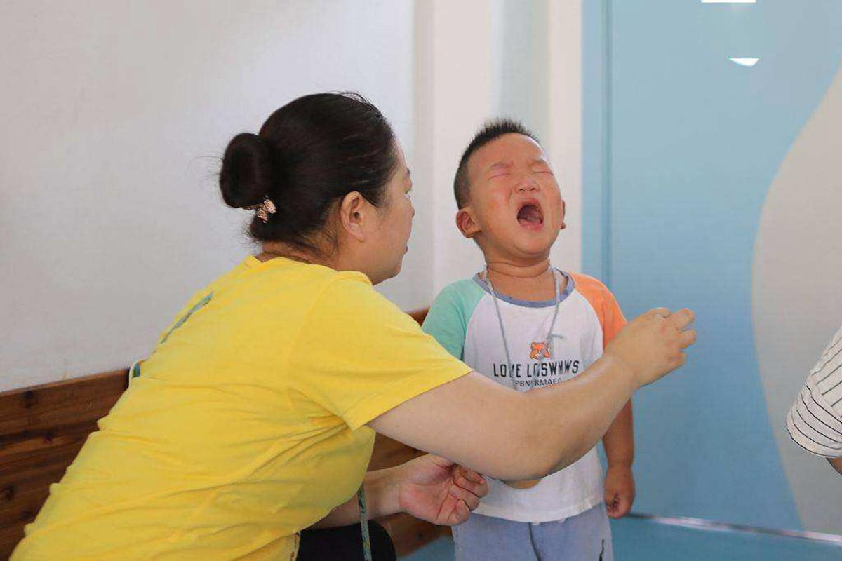 幼儿入园哭闹不想上幼儿园怎么办,幼儿园新生入园哭闹老师哄娃技巧