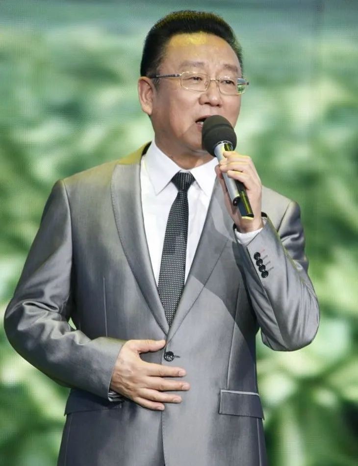 放弃国籍却回国捞金的八位明星,年轻出国享受晚年回国养老的明星