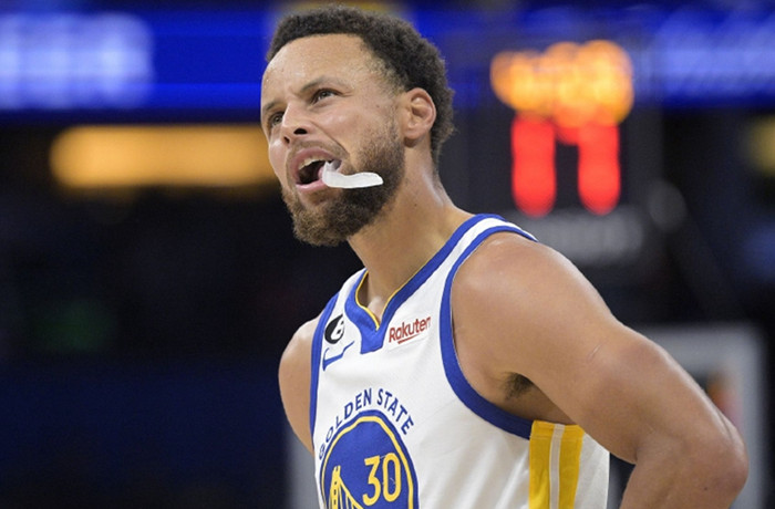 勇士防守压迫感集锦,勇士防守端被轰71分