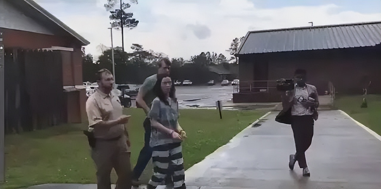 美国密西西比州19岁女孩,美国遛狗被捕