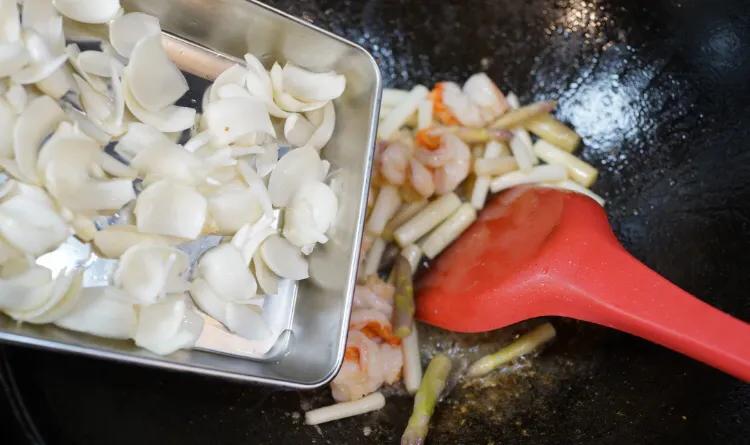 建议中老年别太节俭多吃这五种菜,老年人多吃五种高蛋白食物