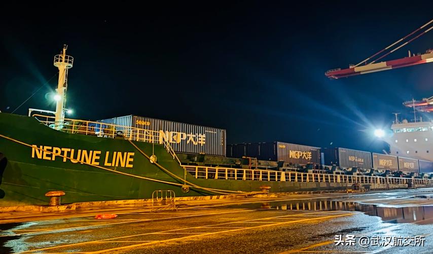 首艘江海集装箱船,首艘120标箱电动内河集装箱船首航