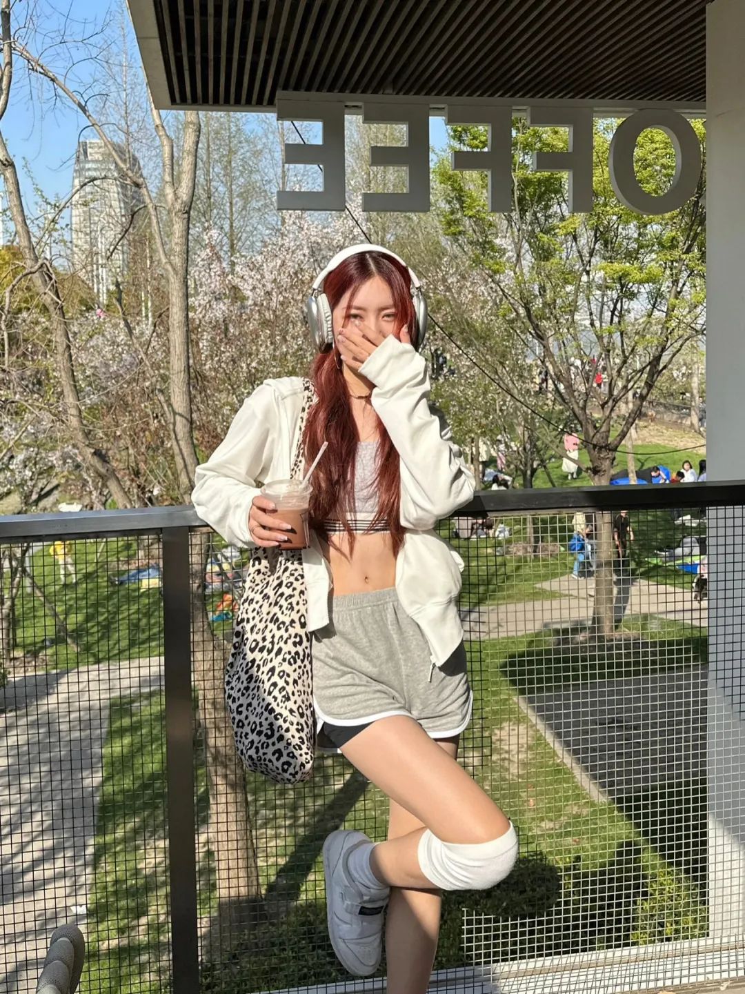 今年最流行的穿搭冬季短裤,时髦百慕大短裤穿搭